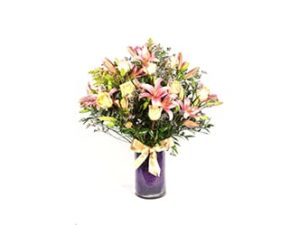 Florero rosas lirios lisianthus con malla fina y cinta de raso