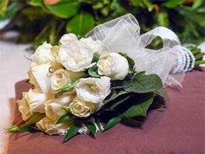 Ramos de Novias de rosas blancas y lisianthus