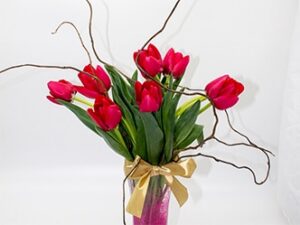 Florero tulipanes en vidrio