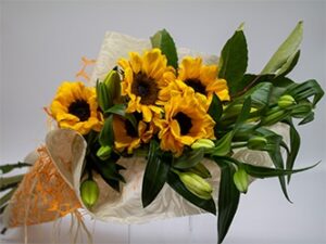 Ramos de flores de girasoles y lilium