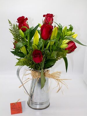 Rosas y lilium en base jarra de laton