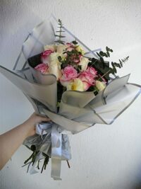 Ramos de rosas y flores de temporada