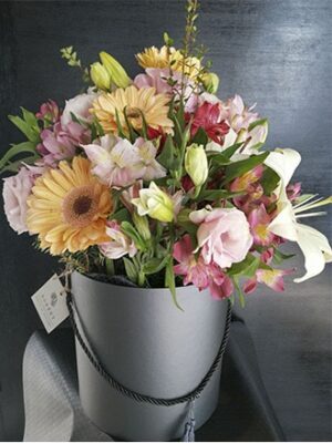 Sombrera-con-flores-de-temporada